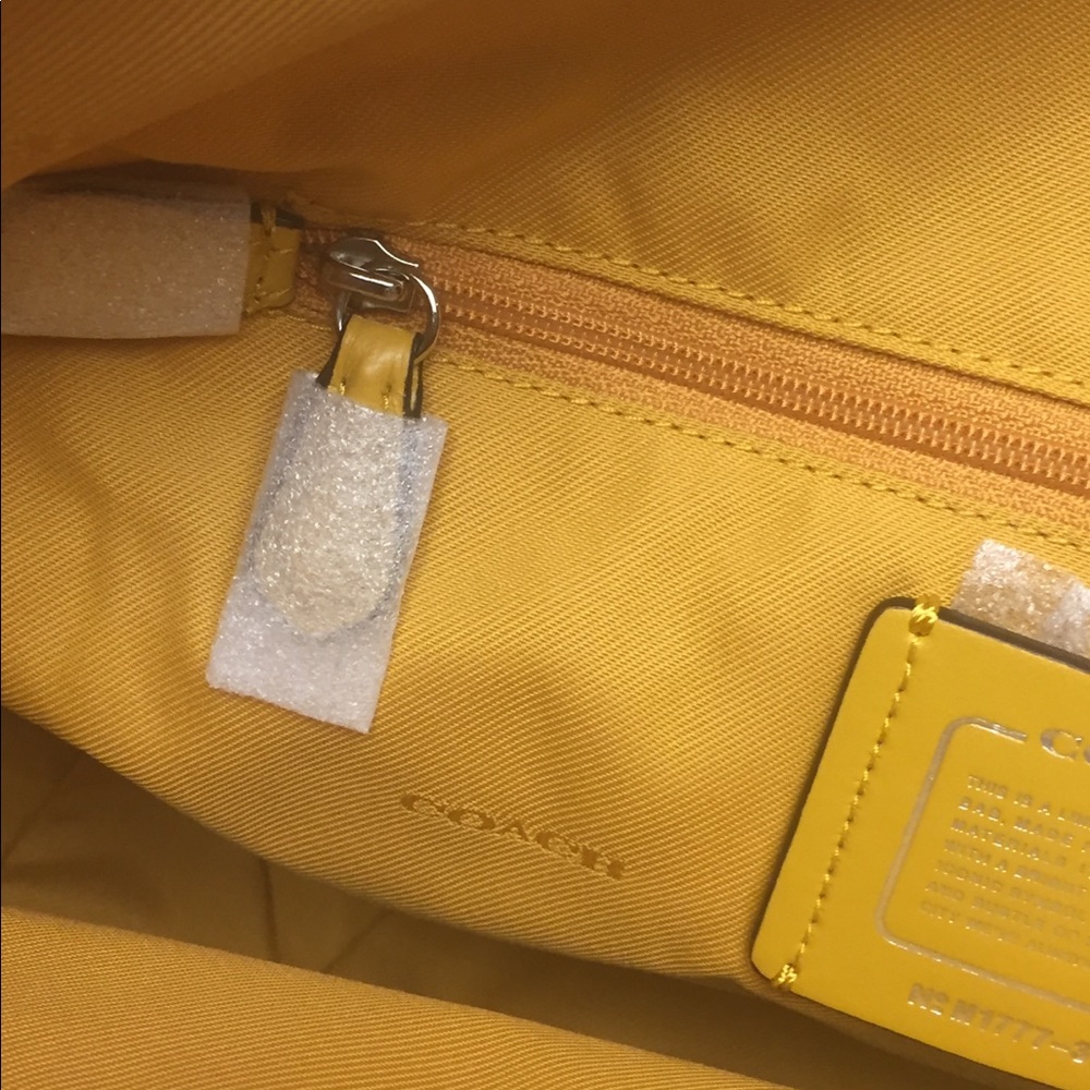 NWT Limited Edition Coach Signature NY Taxi Tote - Picture 8 of 8